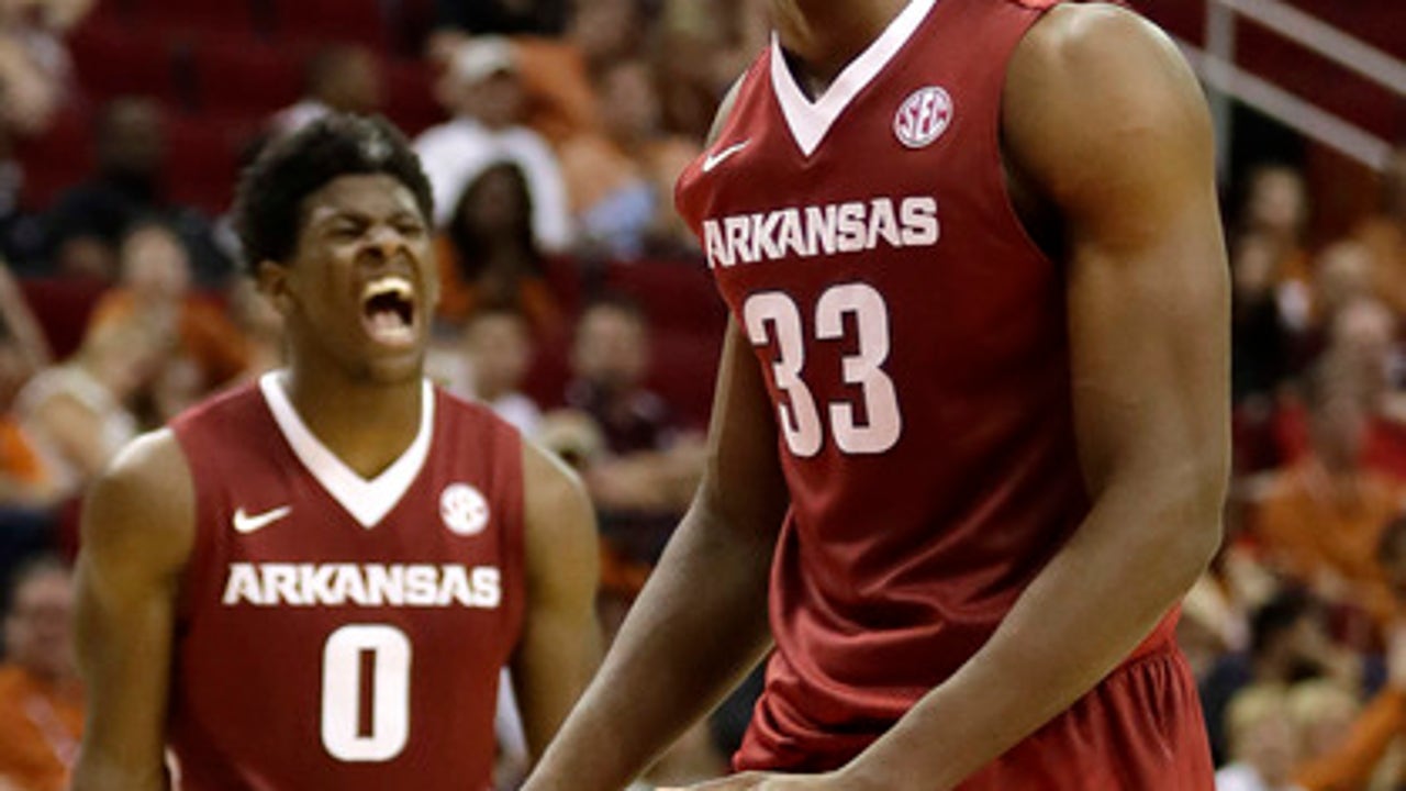 Macon's career-high 23 points lead Arkansas over Texas (Dec 17, 2016)